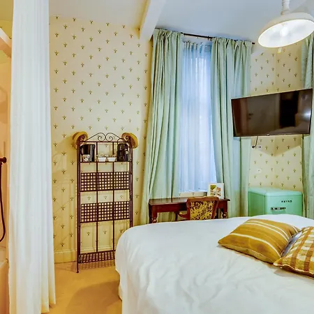 Homestay szállás Romantic Escape And Wellness At Miss Tinguett In *